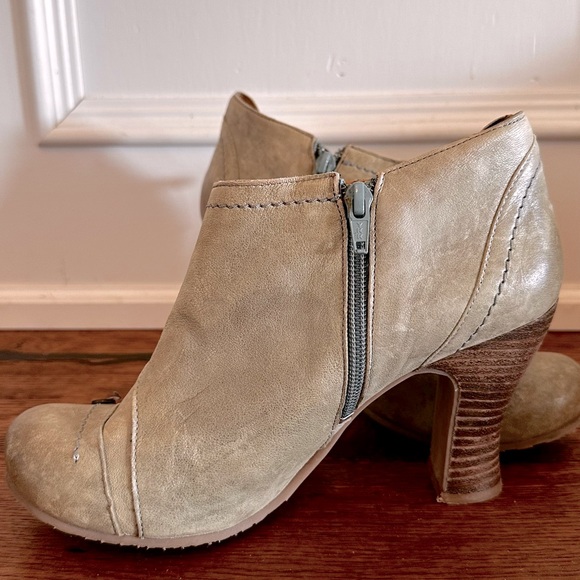 GOLD BUTTON leather booties - Picture 2 of 3